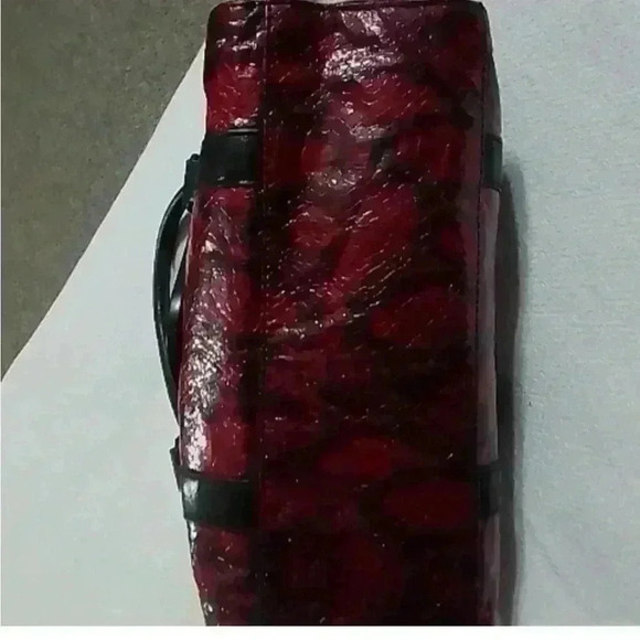 EUC BCBGeneration RED & BLACK PATENT FAUX SNAKE EMBOSSED SHOULDER/ CROSSBODY BAG - Picture 3 of 16